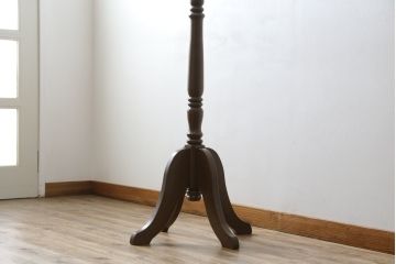 中古　美品　カリモク(karimoku)　ナラ材　シックな色合いと品のある佇まいが魅力のポールハンガー(コートハンガー、帽子掛け、店舗什器)(R-077938)