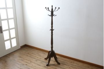 中古　美品　カリモク(karimoku)　ナラ材　シックな色合いと品のある佇まいが魅力のポールハンガー(コートハンガー、帽子掛け、店舗什器)(R-077938)