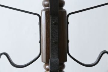 中古　美品　カリモク(karimoku)　ナラ材　シックな色合いと品のある佇まいが魅力のポールハンガー(コートハンガー、帽子掛け、店舗什器)(R-077938)