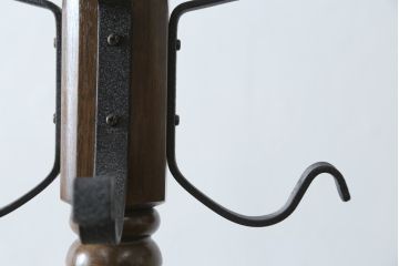 中古　美品　カリモク(karimoku)　ナラ材　シックな色合いと品のある佇まいが魅力のポールハンガー(コートハンガー、帽子掛け、店舗什器)(R-077938)