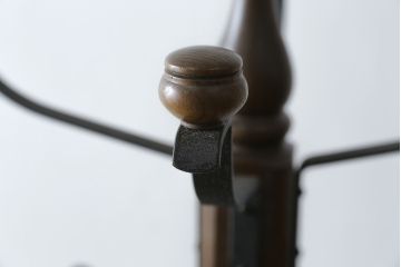 中古　美品　カリモク(karimoku)　ナラ材　シックな色合いと品のある佇まいが魅力のポールハンガー(コートハンガー、帽子掛け、店舗什器)(R-077938)