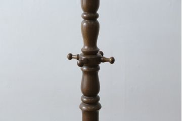 中古　美品　カリモク(karimoku)　ナラ材　シックな色合いと品のある佇まいが魅力のポールハンガー(コートハンガー、帽子掛け、店舗什器)(R-077938)