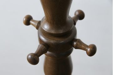 中古　美品　カリモク(karimoku)　ナラ材　シックな色合いと品のある佇まいが魅力のポールハンガー(コートハンガー、帽子掛け、店舗什器)(R-077938)