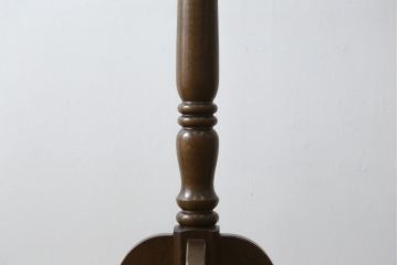 中古　美品　カリモク(karimoku)　ナラ材　シックな色合いと品のある佇まいが魅力のポールハンガー(コートハンガー、帽子掛け、店舗什器)(R-077938)