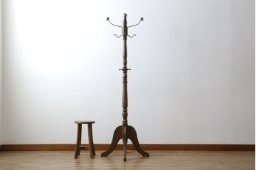 中古　美品　カリモク(karimoku)　ナラ材　シックな色合いと品のある佇まいが魅力のポールハンガー(コートハンガー、帽子掛け、店舗什器)(R-077938)