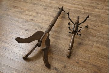 中古　美品　カリモク(karimoku)　ナラ材　シックな色合いと品のある佇まいが魅力のポールハンガー(コートハンガー、帽子掛け、店舗什器)(R-077938)