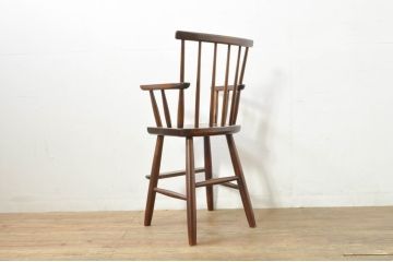 中古　松本民芸家具　クラシカルなデザインが美しいベビーチェア(チャイルドチェア、キッズチェア、アームチェア、ダイニングチェア、板座チェア、ウィンザーチェア、ウインザーチェア、こども椅子、子どもイス)(R-077951)