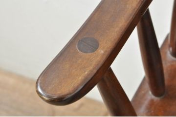 中古　松本民芸家具　クラシカルなデザインが美しいベビーチェア(チャイルドチェア、キッズチェア、アームチェア、ダイニングチェア、板座チェア、ウィンザーチェア、ウインザーチェア、こども椅子、子どもイス)(R-077951)