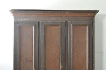 フランスアンティーク　特大!!　店舗用　たっぷり収納できる三枚扉の薄型キャビネット(ブックケース、本箱、書棚、戸棚、収納棚、店舗什器)(R-077953)