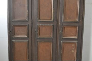 フランスアンティーク　特大!!　店舗用　たっぷり収納できる三枚扉の薄型キャビネット(ブックケース、本箱、書棚、戸棚、収納棚、店舗什器)(R-077953)