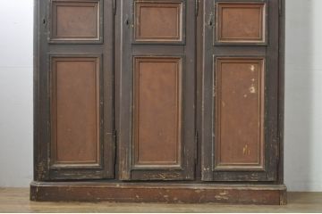 フランスアンティーク　特大!!　店舗用　たっぷり収納できる三枚扉の薄型キャビネット(ブックケース、本箱、書棚、戸棚、収納棚、店舗什器)(R-077953)