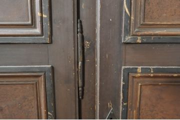 フランスアンティーク　特大!!　店舗用　たっぷり収納できる三枚扉の薄型キャビネット(ブックケース、本箱、書棚、戸棚、収納棚、店舗什器)(R-077953)