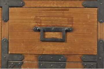 和製アンティーク　希少サイズ!!　会津産　明るい木の色味がお部屋にすっきりとした印象を与えてくれる一間衣装箪笥(時代箪笥、和たんす、整理たんす、収納タンス、サイドチェスト、サイドボード、テレビ台、テレビボード、引き出し)(R-077955)