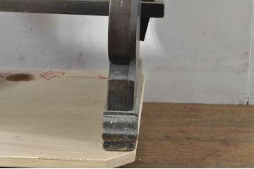 和製アンティーク　希少デザイン!!　目を引く珍しいフォルムが魅力的な古い教会の板座チェア(チャーチチェア、ダイニングチェア、椅子、イス)(R-077958)