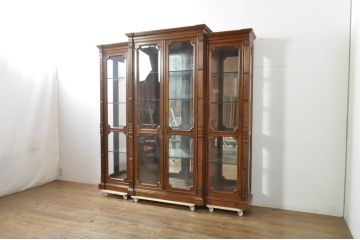 中古　美品　希少モデル!!　DREXEL HERITAGE(ドレクセルヘリテイジ)　マホガニー材　優雅な佇まいが高級感を高める照明付き三分割キャビネット(飾り棚、陳列棚、キュリオケース、ガラスケース、ショーケース、カップボード、食器棚、収納棚、戸棚、店舗什器)(R-077959)