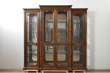 中古　美品　希少モデル!!　DREXEL HERITAGE(ドレクセルヘリテイジ)　マホガニー材　優雅な佇まいが高級感を高める照明付き三分割キャビネット(飾り棚、陳列棚、キュリオケース、ガラスケース、ショーケース、カップボード、食器棚、収納棚、戸棚、店舗什器)(R-077959)