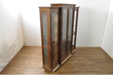 中古　美品　希少モデル!!　DREXEL HERITAGE(ドレクセルヘリテイジ)　マホガニー材　優雅な佇まいが高級感を高める照明付き三分割キャビネット(飾り棚、陳列棚、キュリオケース、ガラスケース、ショーケース、カップボード、食器棚、収納棚、戸棚、店舗什器)(R-077959)
