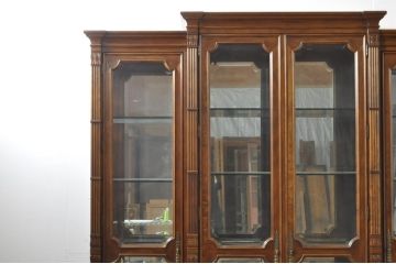 中古　美品　希少モデル!!　DREXEL HERITAGE(ドレクセルヘリテイジ)　マホガニー材　優雅な佇まいが高級感を高める照明付き三分割キャビネット(飾り棚、陳列棚、キュリオケース、ガラスケース、ショーケース、カップボード、食器棚、収納棚、戸棚、店舗什器)(R-077959)