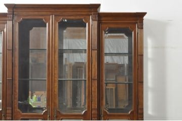 中古　美品　希少モデル!!　DREXEL HERITAGE(ドレクセルヘリテイジ)　マホガニー材　優雅な佇まいが高級感を高める照明付き三分割キャビネット(飾り棚、陳列棚、キュリオケース、ガラスケース、ショーケース、カップボード、食器棚、収納棚、戸棚、店舗什器)(R-077959)