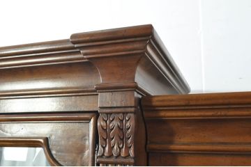中古　美品　希少モデル!!　DREXEL HERITAGE(ドレクセルヘリテイジ)　マホガニー材　優雅な佇まいが高級感を高める照明付き三分割キャビネット(飾り棚、陳列棚、キュリオケース、ガラスケース、ショーケース、カップボード、食器棚、収納棚、戸棚、店舗什器)(R-077959)