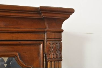中古　美品　希少モデル!!　DREXEL HERITAGE(ドレクセルヘリテイジ)　マホガニー材　優雅な佇まいが高級感を高める照明付き三分割キャビネット(飾り棚、陳列棚、キュリオケース、ガラスケース、ショーケース、カップボード、食器棚、収納棚、戸棚、店舗什器)(R-077959)