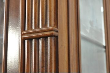 中古　美品　希少モデル!!　DREXEL HERITAGE(ドレクセルヘリテイジ)　マホガニー材　優雅な佇まいが高級感を高める照明付き三分割キャビネット(飾り棚、陳列棚、キュリオケース、ガラスケース、ショーケース、カップボード、食器棚、収納棚、戸棚、店舗什器)(R-077959)