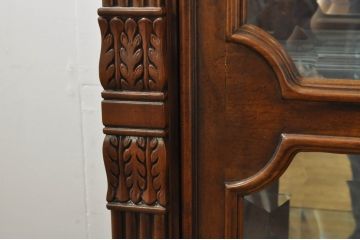 中古　美品　希少モデル!!　DREXEL HERITAGE(ドレクセルヘリテイジ)　マホガニー材　優雅な佇まいが高級感を高める照明付き三分割キャビネット(飾り棚、陳列棚、キュリオケース、ガラスケース、ショーケース、カップボード、食器棚、収納棚、戸棚、店舗什器)(R-077959)