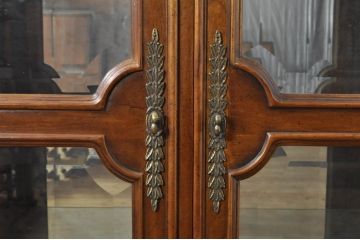 中古　美品　希少モデル!!　DREXEL HERITAGE(ドレクセルヘリテイジ)　マホガニー材　優雅な佇まいが高級感を高める照明付き三分割キャビネット(飾り棚、陳列棚、キュリオケース、ガラスケース、ショーケース、カップボード、食器棚、収納棚、戸棚、店舗什器)(R-077959)
