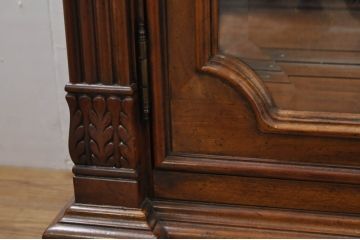 中古　美品　希少モデル!!　DREXEL HERITAGE(ドレクセルヘリテイジ)　マホガニー材　優雅な佇まいが高級感を高める照明付き三分割キャビネット(飾り棚、陳列棚、キュリオケース、ガラスケース、ショーケース、カップボード、食器棚、収納棚、戸棚、店舗什器)(R-077959)