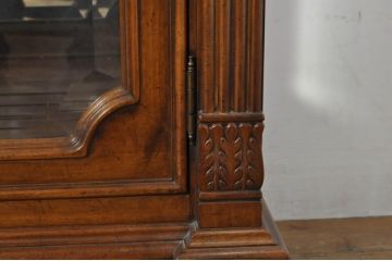 中古　美品　希少モデル!!　DREXEL HERITAGE(ドレクセルヘリテイジ)　マホガニー材　優雅な佇まいが高級感を高める照明付き三分割キャビネット(飾り棚、陳列棚、キュリオケース、ガラスケース、ショーケース、カップボード、食器棚、収納棚、戸棚、店舗什器)(R-077959)