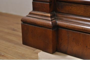 中古　美品　希少モデル!!　DREXEL HERITAGE(ドレクセルヘリテイジ)　マホガニー材　優雅な佇まいが高級感を高める照明付き三分割キャビネット(飾り棚、陳列棚、キュリオケース、ガラスケース、ショーケース、カップボード、食器棚、収納棚、戸棚、店舗什器)(R-077959)
