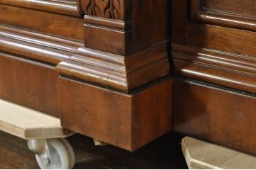 中古　美品　希少モデル!!　DREXEL HERITAGE(ドレクセルヘリテイジ)　マホガニー材　優雅な佇まいが高級感を高める照明付き三分割キャビネット(飾り棚、陳列棚、キュリオケース、ガラスケース、ショーケース、カップボード、食器棚、収納棚、戸棚、店舗什器)(R-077959)