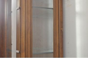 中古　美品　希少モデル!!　DREXEL HERITAGE(ドレクセルヘリテイジ)　マホガニー材　優雅な佇まいが高級感を高める照明付き三分割キャビネット(飾り棚、陳列棚、キュリオケース、ガラスケース、ショーケース、カップボード、食器棚、収納棚、戸棚、店舗什器)(R-077959)