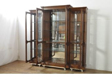 中古　美品　希少モデル!!　DREXEL HERITAGE(ドレクセルヘリテイジ)　マホガニー材　優雅な佇まいが高級感を高める照明付き三分割キャビネット(飾り棚、陳列棚、キュリオケース、ガラスケース、ショーケース、カップボード、食器棚、収納棚、戸棚、店舗什器)(R-077959)