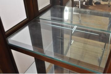 中古　美品　希少モデル!!　DREXEL HERITAGE(ドレクセルヘリテイジ)　マホガニー材　優雅な佇まいが高級感を高める照明付き三分割キャビネット(飾り棚、陳列棚、キュリオケース、ガラスケース、ショーケース、カップボード、食器棚、収納棚、戸棚、店舗什器)(R-077959)