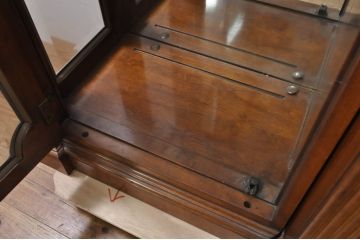 中古　美品　希少モデル!!　DREXEL HERITAGE(ドレクセルヘリテイジ)　マホガニー材　優雅な佇まいが高級感を高める照明付き三分割キャビネット(飾り棚、陳列棚、キュリオケース、ガラスケース、ショーケース、カップボード、食器棚、収納棚、戸棚、店舗什器)(R-077959)