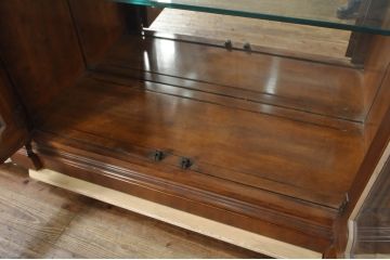 中古　美品　希少モデル!!　DREXEL HERITAGE(ドレクセルヘリテイジ)　マホガニー材　優雅な佇まいが高級感を高める照明付き三分割キャビネット(飾り棚、陳列棚、キュリオケース、ガラスケース、ショーケース、カップボード、食器棚、収納棚、戸棚、店舗什器)(R-077959)