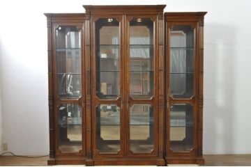 中古　美品　希少モデル!!　DREXEL HERITAGE(ドレクセルヘリテイジ)　マホガニー材　優雅な佇まいが高級感を高める照明付き三分割キャビネット(飾り棚、陳列棚、キュリオケース、ガラスケース、ショーケース、カップボード、食器棚、収納棚、戸棚、店舗什器)(R-077959)