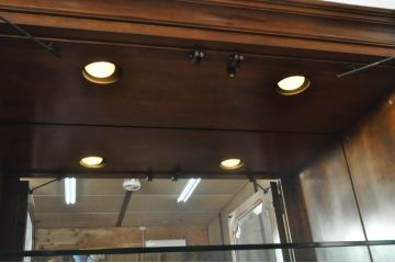 中古　美品　希少モデル!!　DREXEL HERITAGE(ドレクセルヘリテイジ)　マホガニー材　優雅な佇まいが高級感を高める照明付き三分割キャビネット(飾り棚、陳列棚、キュリオケース、ガラスケース、ショーケース、カップボード、食器棚、収納棚、戸棚、店舗什器)(R-077959)