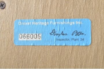 中古　美品　希少モデル!!　DREXEL HERITAGE(ドレクセルヘリテイジ)　マホガニー材　優雅な佇まいが高級感を高める照明付き三分割キャビネット(飾り棚、陳列棚、キュリオケース、ガラスケース、ショーケース、カップボード、食器棚、収納棚、戸棚、店舗什器)(R-077959)