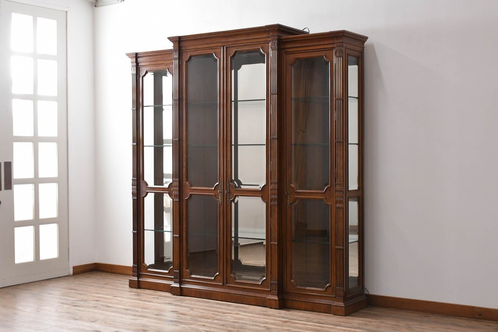 中古　美品　希少モデル!!　DREXEL HERITAGE(ドレクセルヘリテイジ)　マホガニー材　優雅な佇まいが高級感を高める照明付き三分割キャビネット(飾り棚、陳列棚、キュリオケース、ガラスケース、ショーケース、カップボード、食器棚、収納棚、戸棚、店舗什器)(R-077959)