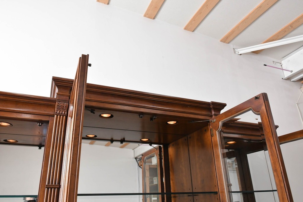 中古　美品　希少モデル!!　DREXEL HERITAGE(ドレクセルヘリテイジ)　マホガニー材　優雅な佇まいが高級感を高める照明付き三分割キャビネット(飾り棚、陳列棚、キュリオケース、ガラスケース、ショーケース、カップボード、食器棚、収納棚、戸棚、店舗什器)(R-077959)