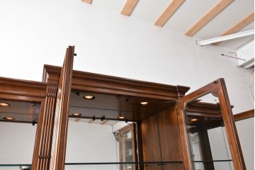 中古　美品　希少モデル!!　DREXEL HERITAGE(ドレクセルヘリテイジ)　マホガニー材　優雅な佇まいが高級感を高める照明付き三分割キャビネット(飾り棚、陳列棚、キュリオケース、ガラスケース、ショーケース、カップボード、食器棚、収納棚、戸棚、店舗什器)(R-077959)