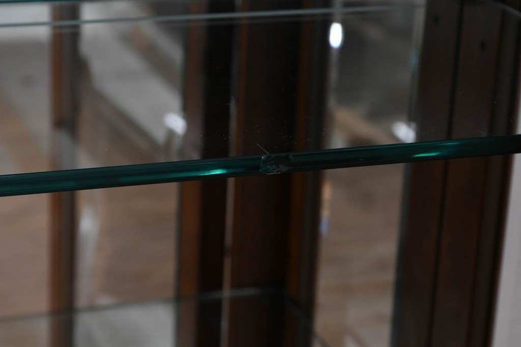 中古　美品　希少モデル!!　DREXEL HERITAGE(ドレクセルヘリテイジ)　マホガニー材　優雅な佇まいが高級感を高める照明付き三分割キャビネット(飾り棚、陳列棚、キュリオケース、ガラスケース、ショーケース、カップボード、食器棚、収納棚、戸棚、店舗什器)(R-077959)