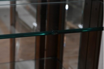 中古　美品　希少モデル!!　DREXEL HERITAGE(ドレクセルヘリテイジ)　マホガニー材　優雅な佇まいが高級感を高める照明付き三分割キャビネット(飾り棚、陳列棚、キュリオケース、ガラスケース、ショーケース、カップボード、食器棚、収納棚、戸棚、店舗什器)(R-077959)