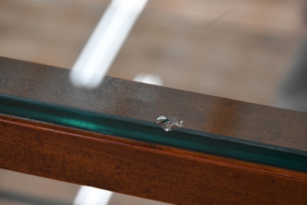 中古　美品　希少モデル!!　DREXEL HERITAGE(ドレクセルヘリテイジ)　マホガニー材　優雅な佇まいが高級感を高める照明付き三分割キャビネット(飾り棚、陳列棚、キュリオケース、ガラスケース、ショーケース、カップボード、食器棚、収納棚、戸棚、店舗什器)(R-077959)