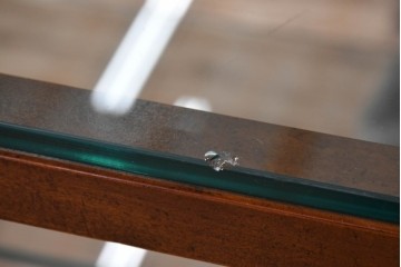 中古　美品　希少モデル!!　DREXEL HERITAGE(ドレクセルヘリテイジ)　マホガニー材　優雅な佇まいが高級感を高める照明付き三分割キャビネット(飾り棚、陳列棚、キュリオケース、ガラスケース、ショーケース、カップボード、食器棚、収納棚、戸棚、店舗什器)(R-077959)