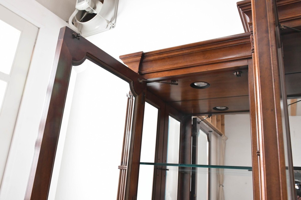 中古　美品　希少モデル!!　DREXEL HERITAGE(ドレクセルヘリテイジ)　マホガニー材　優雅な佇まいが高級感を高める照明付き三分割キャビネット(飾り棚、陳列棚、キュリオケース、ガラスケース、ショーケース、カップボード、食器棚、収納棚、戸棚、店舗什器)(R-077959)