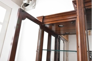 中古　美品　希少モデル!!　DREXEL HERITAGE(ドレクセルヘリテイジ)　マホガニー材　優雅な佇まいが高級感を高める照明付き三分割キャビネット(飾り棚、陳列棚、キュリオケース、ガラスケース、ショーケース、カップボード、食器棚、収納棚、戸棚、店舗什器)(R-077959)