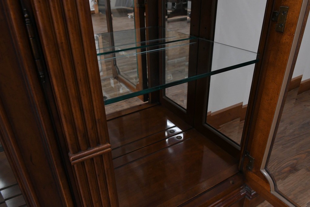 中古　美品　希少モデル!!　DREXEL HERITAGE(ドレクセルヘリテイジ)　マホガニー材　優雅な佇まいが高級感を高める照明付き三分割キャビネット(飾り棚、陳列棚、キュリオケース、ガラスケース、ショーケース、カップボード、食器棚、収納棚、戸棚、店舗什器)(R-077959)